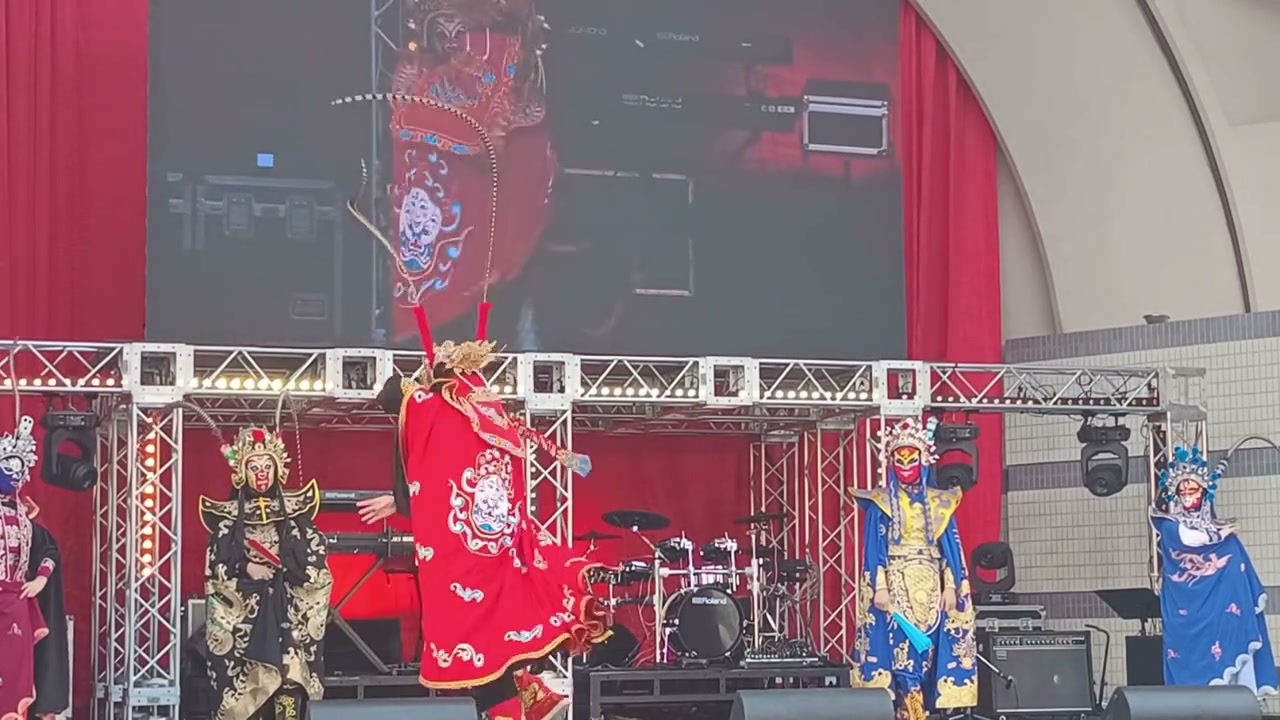 代々木公園のチャイナフェスティバルで川劇変面を披露する阿杜